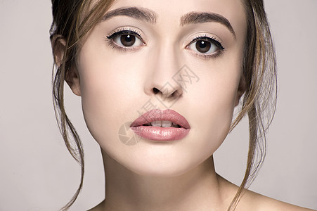 新华社快讯:俄军一架伊尔-76运输机24日在别尔哥罗德州坠毁