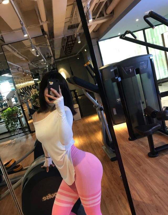 副市长暗访多次询问 女工作人员戴耳机听歌不理睬