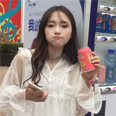 陆军某旅组织官兵一起包粽子、品民俗