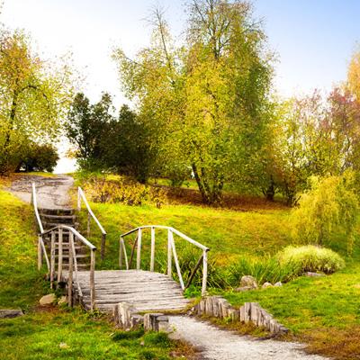 人民网三评“倒奶事件”之二:多少利益暗中驱动?